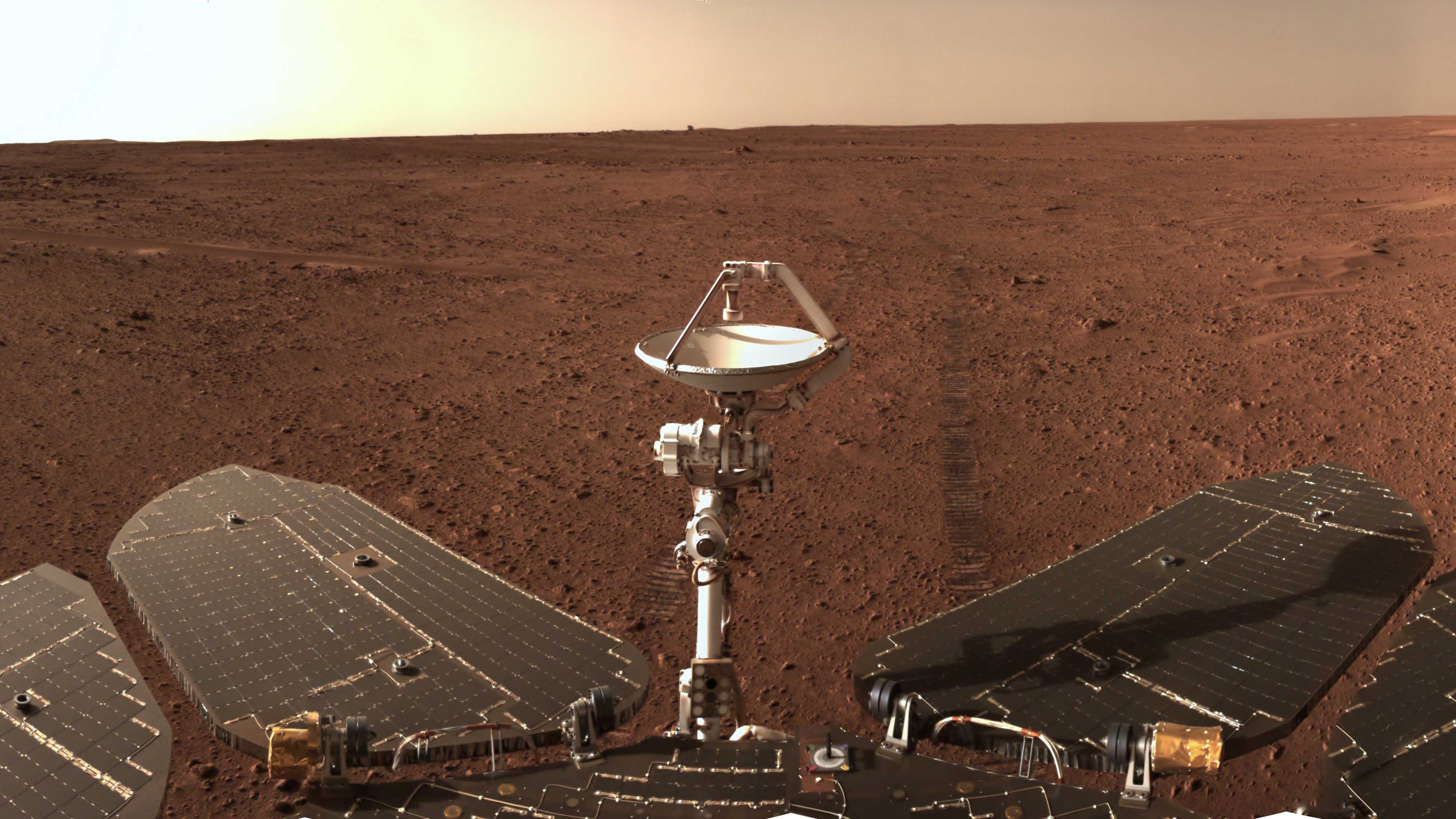 Vue martienne par la caméra panoramique du rover chinois Zhurong en 2021. © CNSA